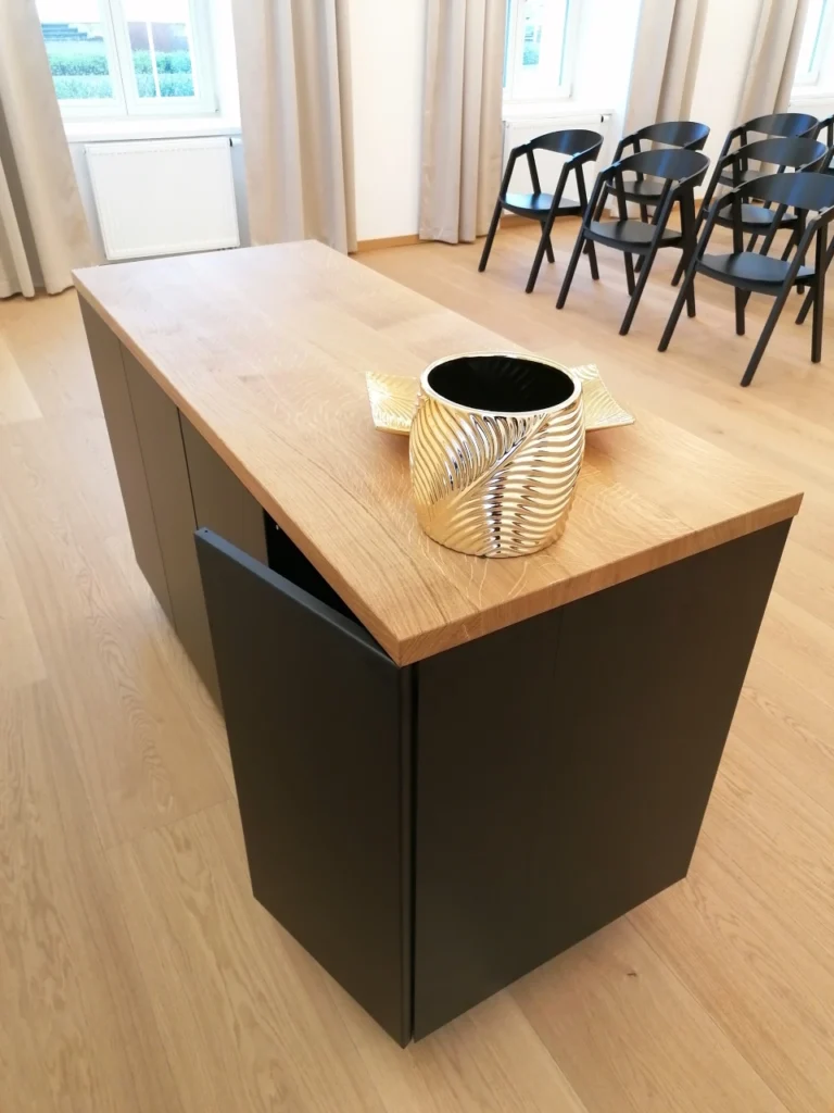 Oplechování mobilního řečnického pultu