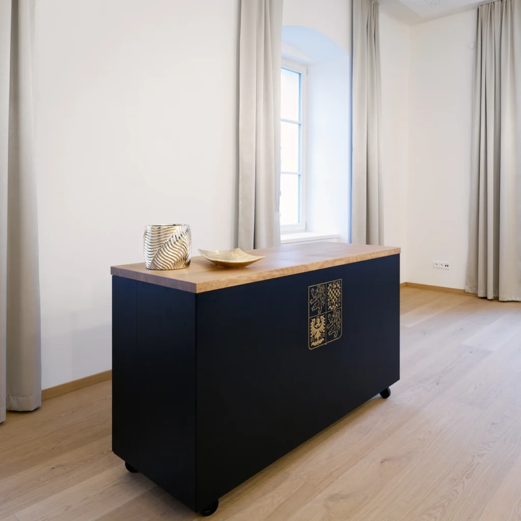 Oplechování mobilního řečnického pultu