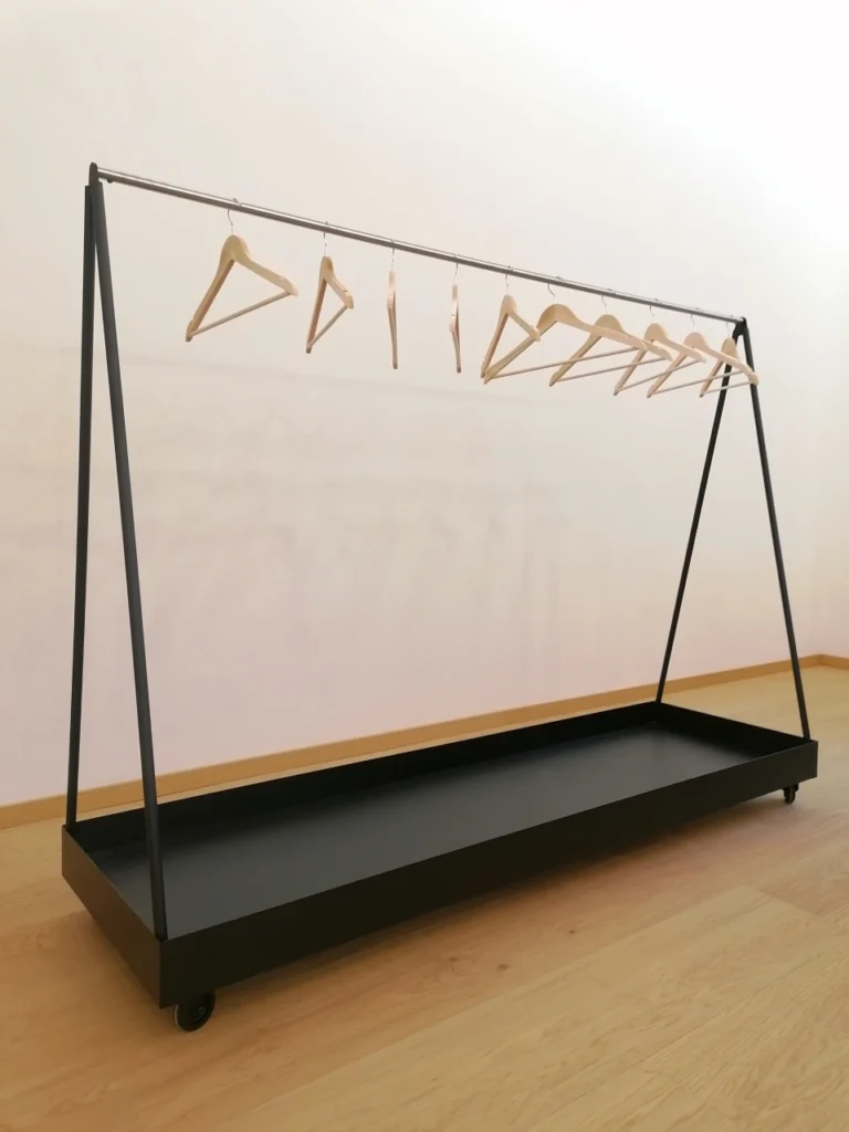 Pojízdný věšák na kabáty