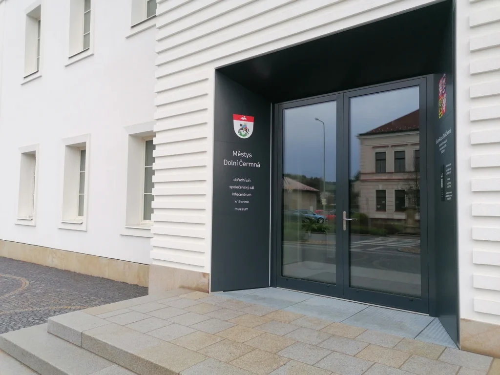 Obklad ostění vstupu plech