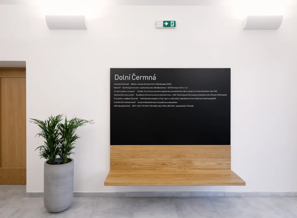 Orientační tabule s lavicí